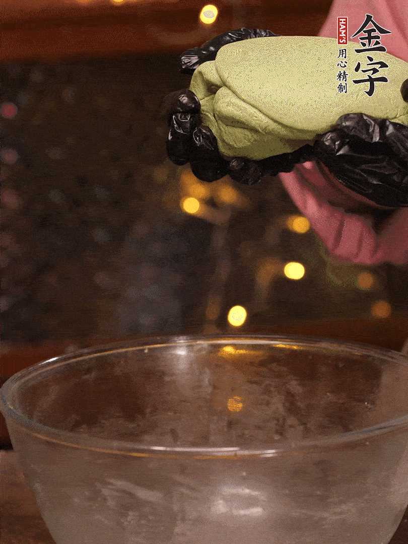 清明粿粉，分次加艾草泥，加點(diǎn)油揉2分鐘，揉到面團(tuán)光滑，醒發(fā)一下