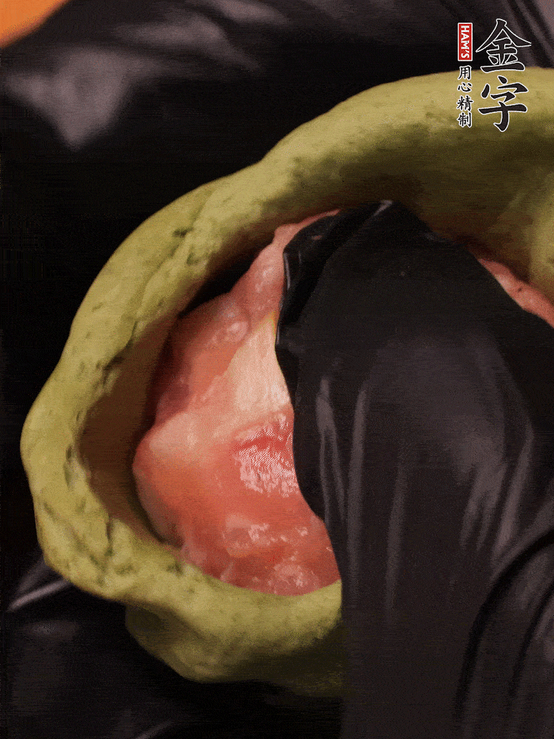 切成小劑子，中間壓個(gè)坑，做成碗狀，虎口慢慢收口