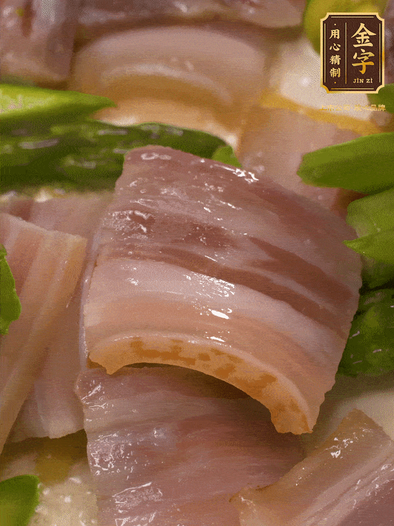 依次下蠶豆、蘆筍、白蘑菇翻炒均勻