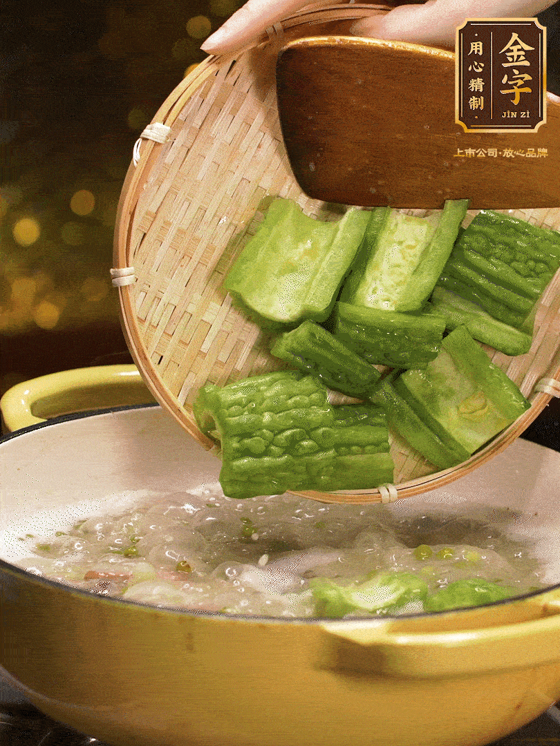 最后在放苦瓜燒開，放一點(diǎn)點(diǎn)調(diào)味糖，燉煮20分鐘