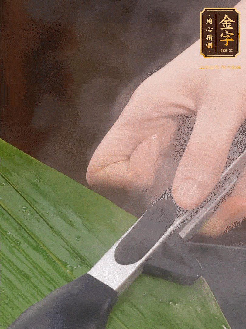 新鮮粽葉洗凈，用開水煮一下，讓粽葉更有韌性不易裂。