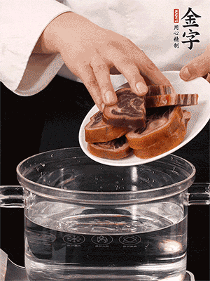 一包200g的金字火腿蹄片恰好搭配一個新鮮豬爪（豬腳）。都先加蔥姜、料酒焯水一遍，把血水清除后燉出來才能更清澈不油膩。