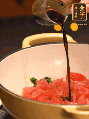 調(diào)味：1勺蠔油、1勺生抽、2轉(zhuǎn)胡椒粉和2勺番茄醬倒入400ml開水，燒至湯汁濃厚