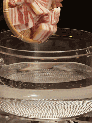 排骨、咸肉，一起下入鍋中，加入蔥，姜，料酒，倒入清水焯水清洗干凈