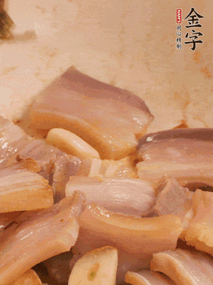 加入雪菜、咸肉冬筍 炒出香味