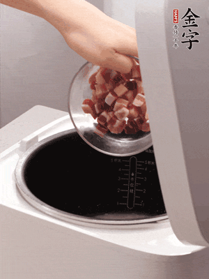 鍋中倒入豬油，油熱后炒熟上海青，給倒少許鹽調(diào)味