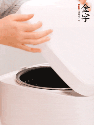 泡發(fā)香菇的水和調(diào)好的醬汁混合在一起，倒入電飯煲中，煮飯。