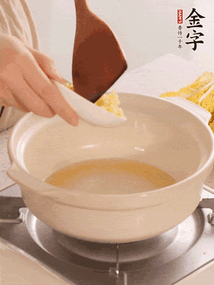 鍋里留少量底油煸香火腿和姜末。