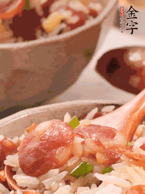 開(kāi)蓋后，沿鍋邊淋2大勺花生油，大火烤出鍋巴。輕輕翻拌一下，撒點(diǎn)蔥花。