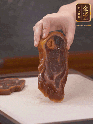 處理節(jié)瓜，刮掉表層的皮和毛，洗凈后去掉瓜蒂，切大塊