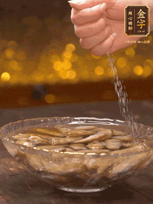 鮮活蟶子反復(fù)沖洗干凈，水中加鹽、芝麻香油浸泡30分鐘吐沙