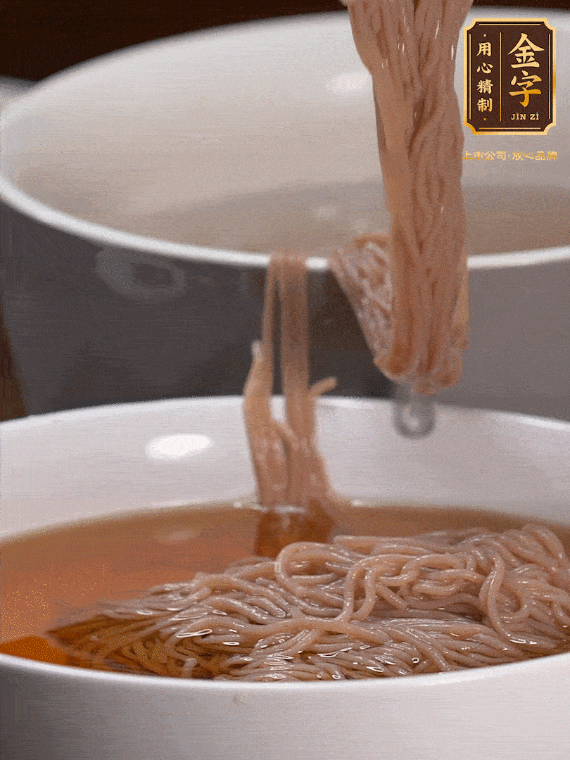 蘋果醋，一點(diǎn)鹽、糖、醬油，兌入涼白開水調(diào)成簡易冷面湯，放水箱冷藏