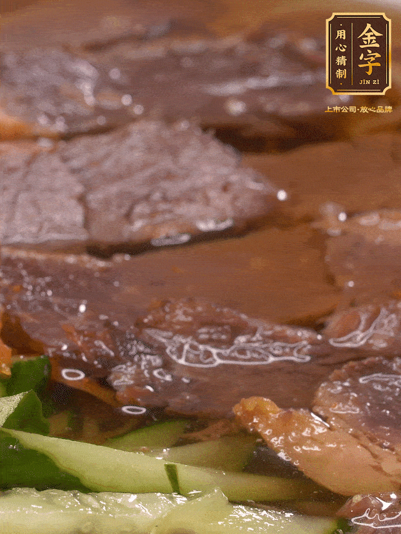 養(yǎng)麥冷面，涼水中清洗浸泡5分鐘，沸水中煮3分鐘，涼水漂洗沖涼