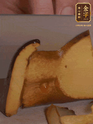 2個(gè)牛肝菌切丁，1個(gè)牛肝菌切片；金字香腸1根切丁，1根切片