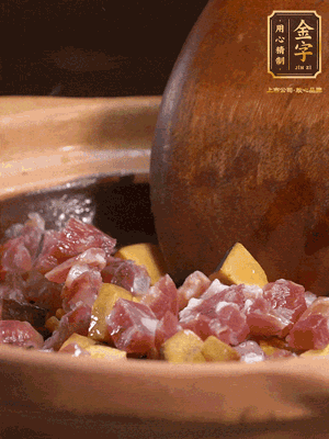 熱油下蒜片，倒入香腸丁、牛肝菌丁翻炒出香味