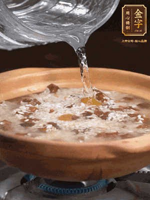 再倒入泡了30分鐘的大米翻拌均勻，加水稍微沒(méi)過(guò)（米水比例1:1），中火燜煮，到冒大泡，大致5分鐘