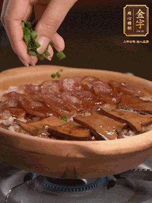 最后鋪上牛肝菌，爭(zhēng)分奪秒地倒上醬汁，撒點(diǎn)小蔥花