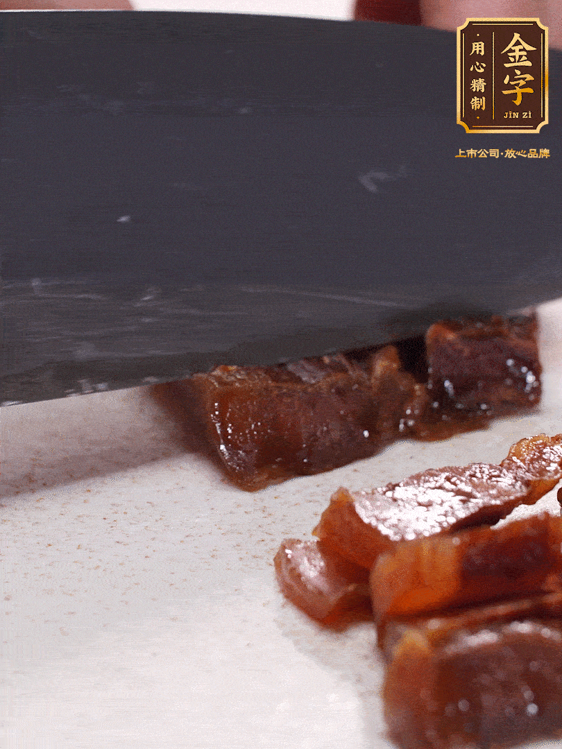 金字臘肉水煮10分鐘，切片