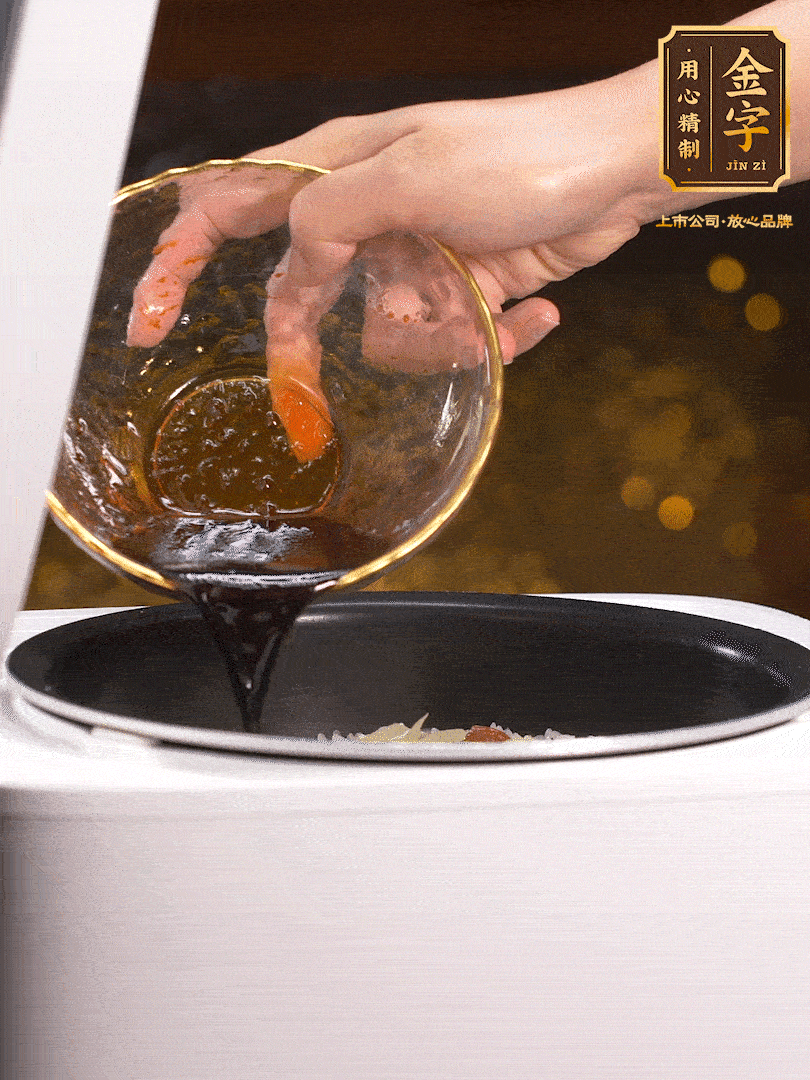 煮好后，淋上醬汁：2勺生抽、1勺老抽、1勺蠔油、半勺白糖、半勺香油、1勺水