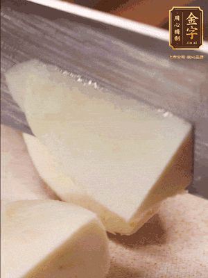 茭白去殼，底部一層老皮刨掉，切成滾刀塊