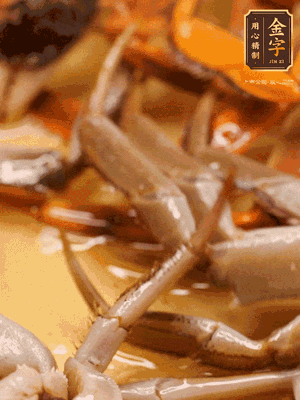 鍋中少油，螃蟹下到鍋中煎一煎