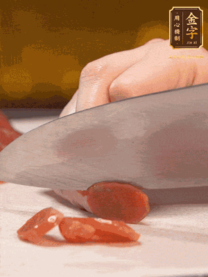 臘腸下水煮10分鐘，切薄片