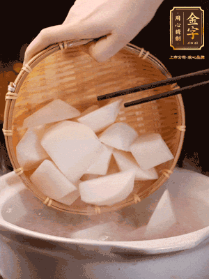 大火煮開后，轉(zhuǎn)中小火燉40分鐘，挑出蔥結(jié)，再下蘿卜燉20分鐘