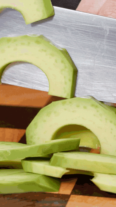 土司表面涂抹橄欖油，烤箱180°烤6 分鐘