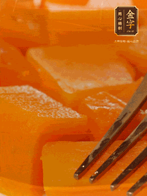 南瓜去皮，一半切塊備用，一半切塊蒸熟，碾成泥