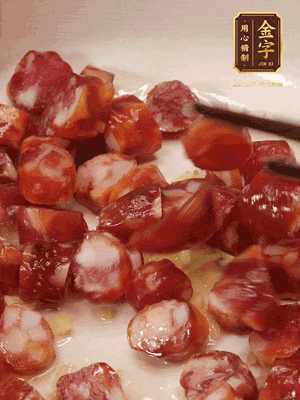 砂鍋熱油，下姜絲、香腸煸香