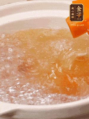 倒入開水、南瓜塊、南瓜泥中火煮5分鐘