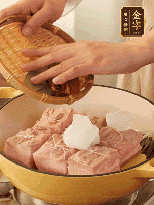 五花肉皮朝下，桂皮、八角、香葉、冰糖、生抽、花雕酒