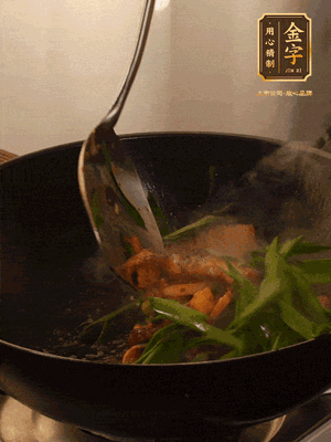 黃豆醬、鹽、糖調(diào)味，淋一圈花雕酒，蒜白先下，蒜葉后下