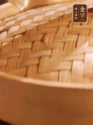 將香腸、醬油肉、臘肉放入蒸容蒸20分鐘