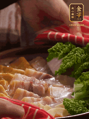 開(kāi)蓋后，最后放菜葉點(diǎn)綴
