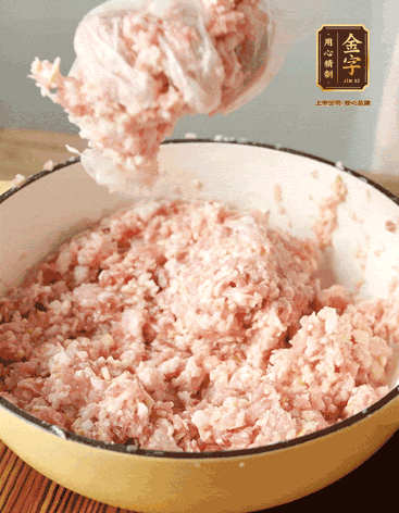 肉丁、咸肉丁、一丟丟鹽、料酒拌勻，反復(fù)摔打上勁。接著加入1兩蔥姜水，反復(fù)拌勻摔打上勁。前后共加3遍。3遍后筍丁，接著反復(fù)摔打上勁。最后加入1個(gè)蛋清、3茶匙生粉拌勻摔打上勁