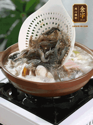 最后加一把蛤蜊、一把河蝦燜2分鐘，放一點(diǎn)白胡椒粉調(diào)味，撒上蔥花點(diǎn)綴！