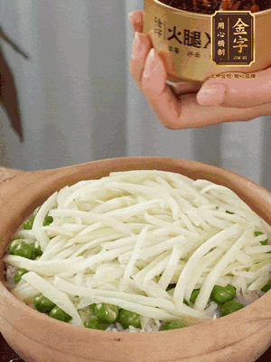 到水微干，放上豌豆、茭白絲。
