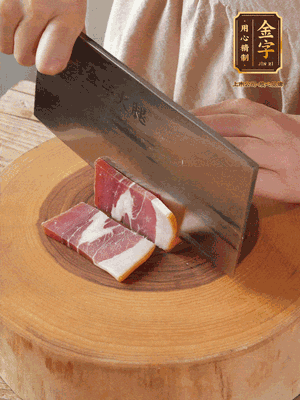 金字火腿切片，溫水浸泡5分鐘。