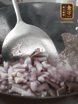 橄欖油熱鍋，牛肉丁炒至焦香狀態(tài)，下洋蔥丁翻炒出香味