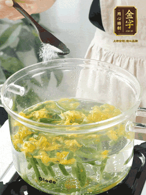 水開后，加鹽、黃瓜花焯水30秒