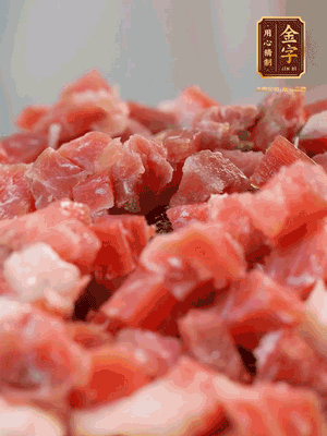 做月餅餡 火腿切成小丁，溫水浸泡5分鐘，上鍋蒸熟15-20分鐘，再將火腿丁、白砂糖、蜂蜜攪拌腌漬2小時
