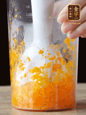 加玉米油、水怡、水揉搓成細(xì)膩的面團(tuán)。松弛半小時后，分成37g一個