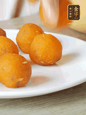 融化的黃油、芝士粉攪勻，加糖粉、蛋液、淡奶油、咸蛋黃攪勻，再加入玉米淀粉、奶粉拌勻，用不粘鍋炒至抱團(tuán)