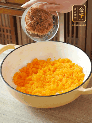 加火腿絲拌均，分成37g一個餡料，冷凍30分鐘