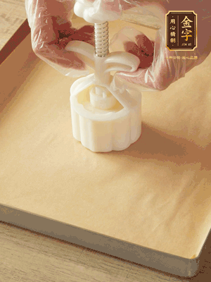 取一個面團(tuán)，捏扁，中間厚，四周薄?；⒖谕贤?，直到收口，把餅胚放入模具里，壓2-3下