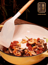 蔥白、干香菇、蝦米、香腸片略微翻炒才出香味，然后倒入料汁（生抽3勺、蠔油2勺、胡椒粉少許）、大米拌勻