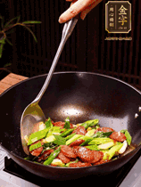 油熱下香腸炒至兩面微焦，下姜蒜、干辣椒、小米椒碎爆香