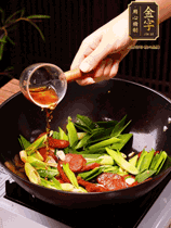 下蒜苗炒軟，沿鍋邊烹入一勺料酒，加醬油、蠔油、白糖調味炒勻