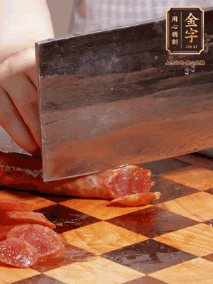 金字香腸煮熟，切片